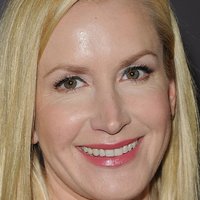 Angela Kinsey Nahé